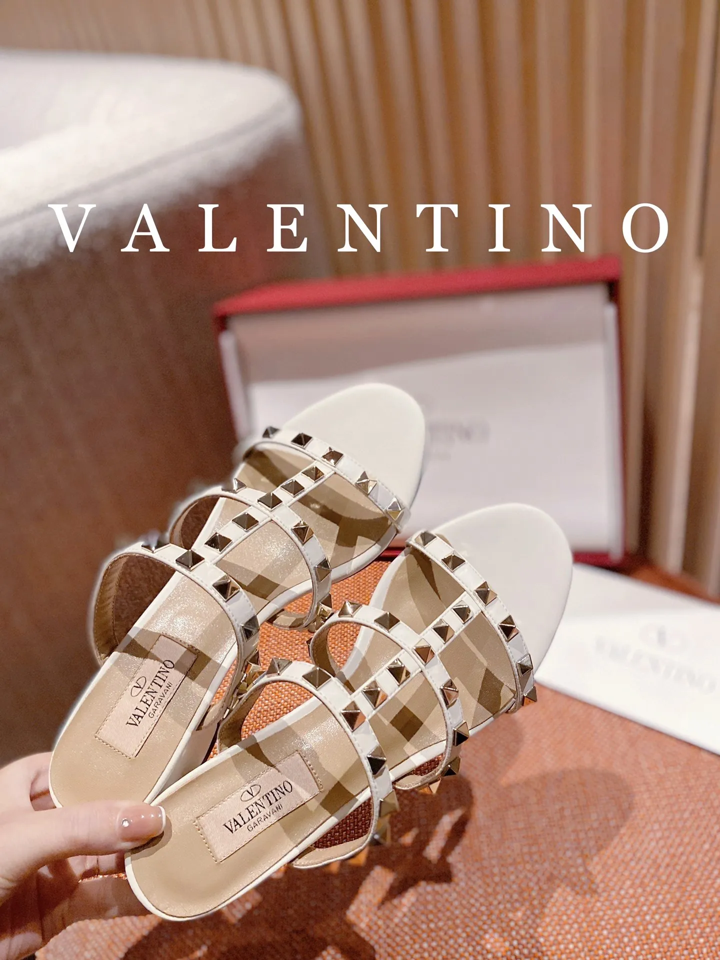 👟👟Ex-factory price 440👟👟 High-end quality 𝑉𝐴𝐿𝐸𝑁𝑇𝐼𝑁𝑂 Valentino ♡ͥ | Level🔍 The classic King flip flops are also so beautiful. The textured hardware brings out a full sense of luxury. After putting it on my feet, I was shocked that my feet looked slimmer! The new season lives up to expectations! Worth buying ★Imported cowhide is absolutely high-grade ❥Original method is absolutely sensual ❥Elegant style creates a different feeling🙈 Simple temperament style!  ♡ show bdetails ———————————— ⊿▸: Size｜35-40 (customized at 40.41.42) ⊿▸: Material｜Imported cowhide ⊿▸: Material | Padded sheepskin ���▸: Material | Italian🇮🇹 genuine leather outsole ⊿▸: Heel height｜6cm